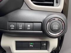 【レーンアシスト】走行中にカメラで車線を認識し、車線を逸脱しそうなときに警報を発したり、さらに進んでステアリング補正を行ったりする機能。 6