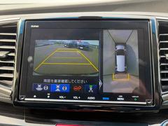 【全方位型モニター】クルマを上空から見下ろしているかのように、直感的に周囲の状況を把握できる全方位型モニター。狭い場所での駐車でも周囲が映像で確認できます。 6