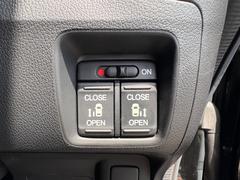 両側電動スライドドア！！荷物で手が塞がるなど簡単にドアの開閉が出来ます！何より力いらずで開閉ＯＫ！女性やお年寄りにも優しい。電動機能はＯＦＦにもできますから元気なお子様の駆け出しも安心！ 4