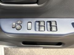 パワーウィンドウのスイッチですよ。運転席に居ながら窓を開け閉めのコントロールできますよ。 5