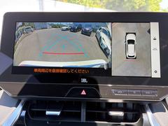【全方位型モニター】クルマを上空から見下ろしているかのように、直感的に周囲の状況を把握できる全方位型モニター。狭い場所での駐車でも周囲が映像で確認できます。 5