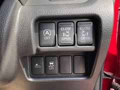 両側電動スライドドア装備！運転席よりボタン一つで開閉可能でございます。 4