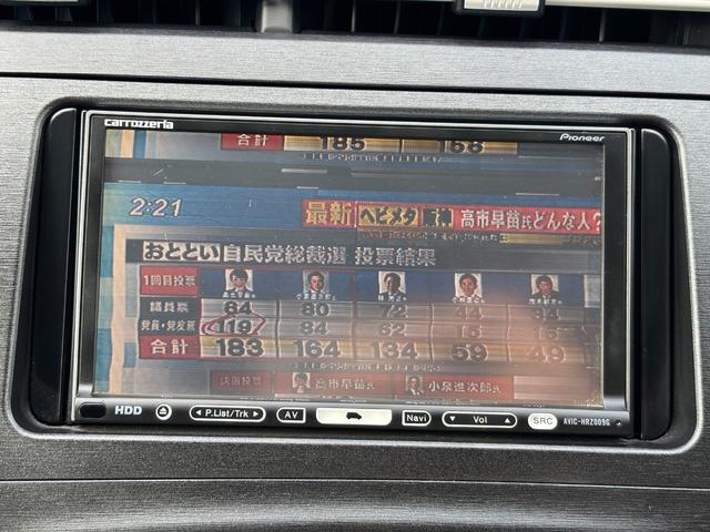 プリウス Ｌ　ハイブリッド　ＥＴＣ　バックカメラ　ナビ　ＴＶ　オートクルーズコントロール　オートライト　スマートキー　電動格納ミラー　ＣＶＴ　盗難防止システム　衝突安全ボディ　アルミホイール　ＣＤ　ＤＶＤ再生（5枚目）