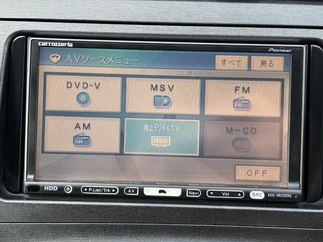 プリウス Ｌ　ハイブリッド　ＥＴＣ　バックカメラ　ナビ　ＴＶ　オートクルーズコントロール　オートライト　スマートキー　電動格納ミラー　ＣＶＴ　盗難防止システム　衝突安全ボディ　アルミホイール　ＣＤ　ＤＶＤ再生（6枚目）