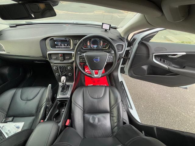 VOLVO V40 T4