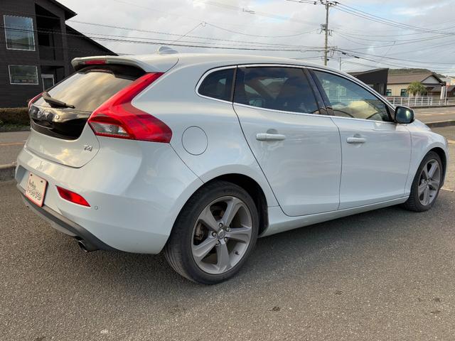 VOLVO V40 T4