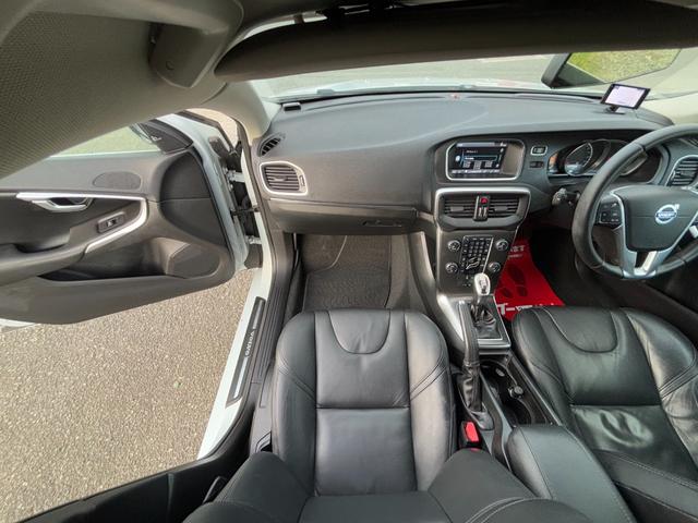 VOLVO V40 T4
