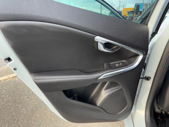 VOLVO V40 T4