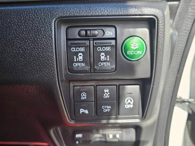 オデッセイ アブソルート　ＥＴＣ　バックカメラ　ＴＶ　クリアランスソナー　オートクルーズコントロール　両側電動スライドドア　オートライト　ＬＥＤヘッドランプ　スマートキー　アイドリングストップ　電動格納ミラー　後席モニター（8枚目）