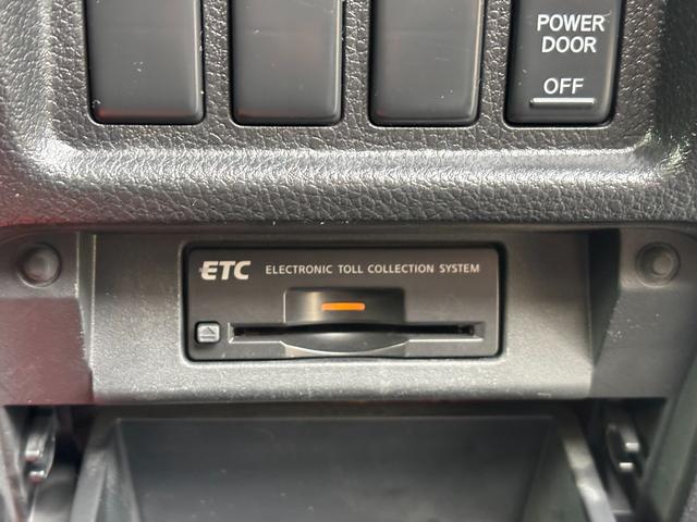 エルグランド ２５０ハイウェイスター　ＥＴＣ　全周囲カメラ　ナビ　ＴＶ　クリアランスソナー　両側電動スライドドア　オートライト　ＨＩＤ　スマートキー　電動格納ミラー　３列シート　ＣＶＴ　アルミホイール　ＣＤ　ミュージックプレイヤー接続可（7枚目）