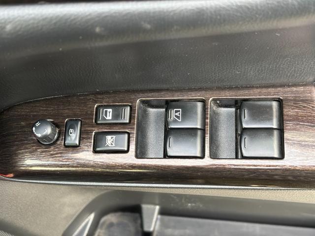 エルグランド ２５０ハイウェイスター　ＥＴＣ　全周囲カメラ　ナビ　ＴＶ　クリアランスソナー　両側電動スライドドア　オートライト　ＨＩＤ　スマートキー　電動格納ミラー　３列シート　ＣＶＴ　アルミホイール　ＣＤ　ミュージックプレイヤー接続可（11枚目）