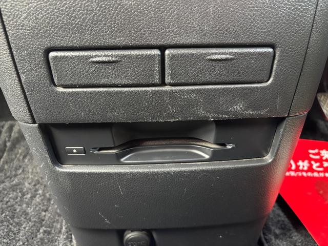 エルグランド ２５０ハイウェイスター　ＥＴＣ　全周囲カメラ　ナビ　ＴＶ　クリアランスソナー　両側電動スライドドア　オートライト　ＨＩＤ　スマートキー　電動格納ミラー　３列シート　ＣＶＴ　アルミホイール　ＣＤ　ミュージックプレイヤー接続可（46枚目）