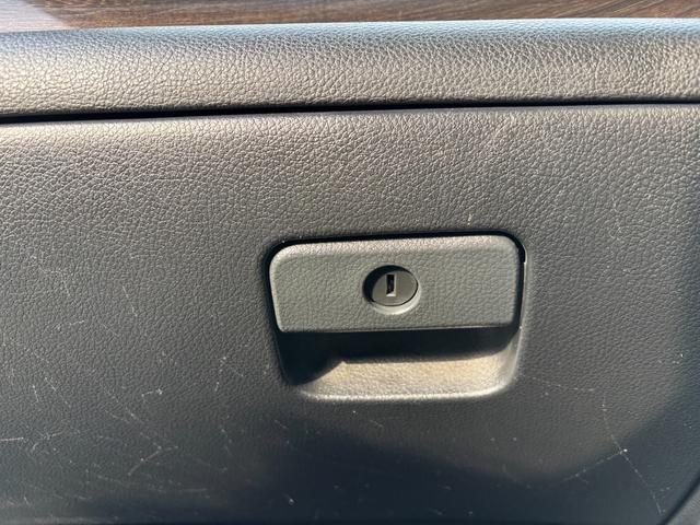 エルグランド ２５０ハイウェイスター　ＥＴＣ　全周囲カメラ　ナビ　ＴＶ　クリアランスソナー　両側電動スライドドア　オートライト　ＨＩＤ　スマートキー　電動格納ミラー　３列シート　ＣＶＴ　アルミホイール　ＣＤ　ミュージックプレイヤー接続可（54枚目）