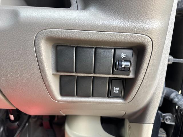 エブリイ ＰＣリミテッド　両側スライドドア　キーレスエントリー　電動格納ミラー　ＡＴ　盗難防止システム　ＡＢＳ　ＣＤ　ミュージックプレイヤー接続可　アルミホイール　衝突安全ボディ　エアコン　パワーステアリング　パワーウィンドウ（6枚目）