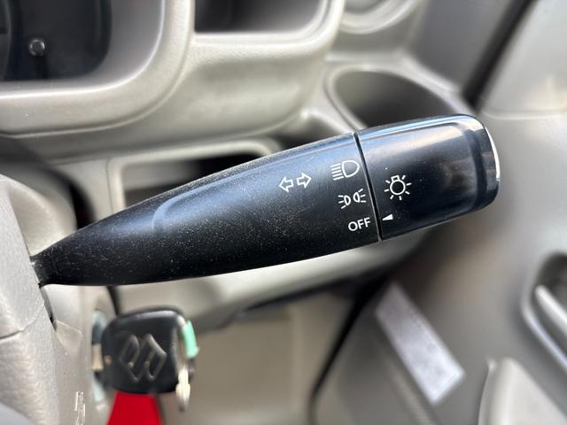 エブリイ ＰＣリミテッド　両側スライドドア　キーレスエントリー　電動格納ミラー　ＡＴ　盗難防止システム　ＡＢＳ　ＣＤ　ミュージックプレイヤー接続可　アルミホイール　衝突安全ボディ　エアコン　パワーステアリング　パワーウィンドウ（9枚目）