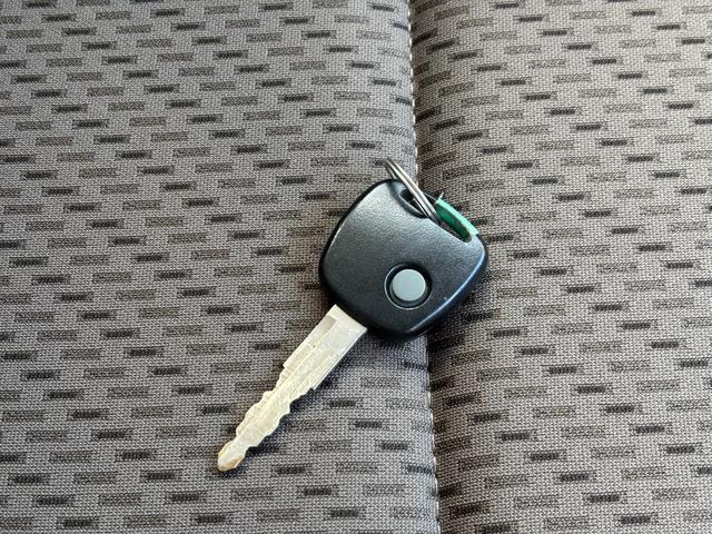 エブリイ ＰＣリミテッド　両側スライドドア　キーレスエントリー　電動格納ミラー　ＡＴ　盗難防止システム　ＡＢＳ　ＣＤ　ミュージックプレイヤー接続可　アルミホイール　衝突安全ボディ　エアコン　パワーステアリング　パワーウィンドウ（10枚目）