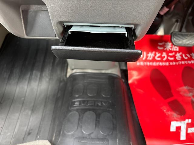 エブリイ ＰＣリミテッド　両側スライドドア　キーレスエントリー　電動格納ミラー　ＡＴ　盗難防止システム　ＡＢＳ　ＣＤ　ミュージックプレイヤー接続可　アルミホイール　衝突安全ボディ　エアコン　パワーステアリング　パワーウィンドウ（28枚目）