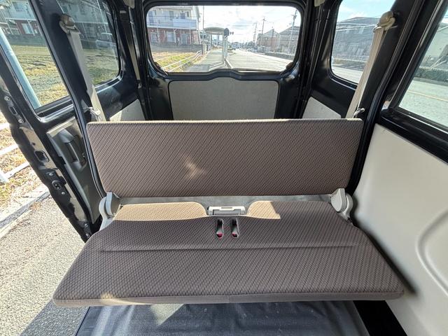 エブリイ ＰＣリミテッド　両側スライドドア　キーレスエントリー　電動格納ミラー　ＡＴ　盗難防止システム　ＡＢＳ　ＣＤ　ミュージックプレイヤー接続可　アルミホイール　衝突安全ボディ　エアコン　パワーステアリング　パワーウィンドウ（42枚目）