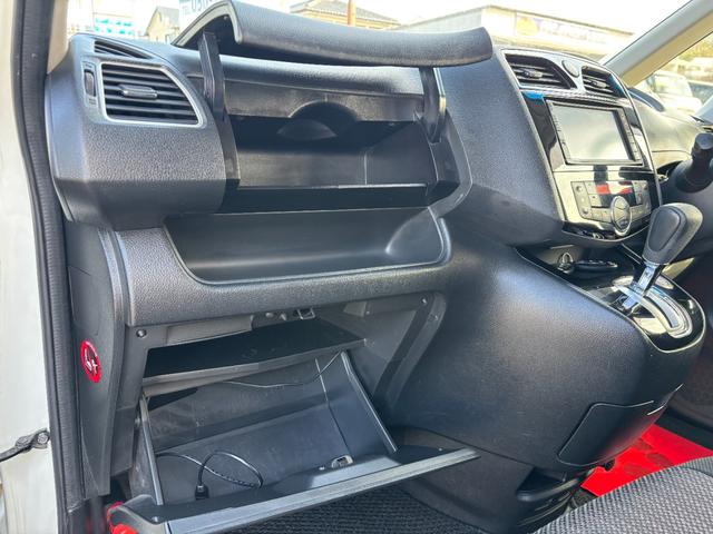 セレナ ハイウェイスター　Ｓ－ハイブリッド　ＥＴＣ　バックカメラ　ナビ　ＴＶ　オートクルーズコントロール　レーンアシスト　衝突被害軽減システム　両側電動スライドドア　オートライト　スマートキー　アイドリングストップ　電動格納ミラー　後席モニター（42枚目）