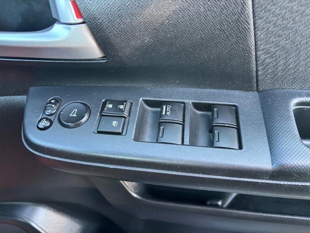 �p���[�E�B���h�E�̃X�C�b�`�ł���B�^�]�Ȃɋ��Ȃ��瑋���J���߂̃R���g���[���ł��܂���B