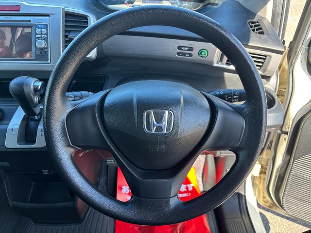 フリード Ｇ　ジャストセレクション　ＥＴＣ　バックカメラ　ナビ　ＴＶ　両側スライド・片側電動　スマートキー　電動格納ミラー　３列シート　ウォークスルー　ＣＶＴ　ＣＤ　ＤＶＤ再生　ＵＳＢ　盗難防止システム　衝突安全ボディ　ＡＢＳ　ＥＳＣ（2枚目）