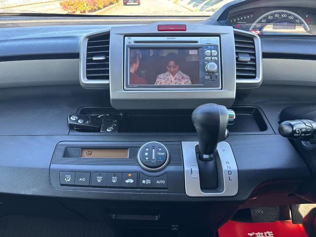 フリード Ｇ　ジャストセレクション　ＥＴＣ　バックカメラ　ナビ　ＴＶ　両側スライド・片側電動　スマートキー　電動格納ミラー　３列シート　ウォークスルー　ＣＶＴ　ＣＤ　ＤＶＤ再生　ＵＳＢ　盗難防止システム　衝突安全ボディ　ＡＢＳ　ＥＳＣ（3枚目）