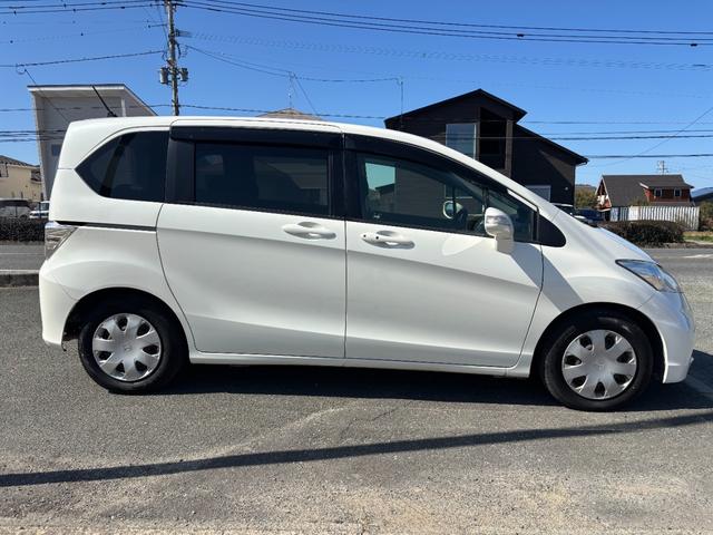 フリード Ｇ　ジャストセレクション　ＥＴＣ　バックカメラ　ナビ　ＴＶ　両側スライド・片側電動　スマートキー　電動格納ミラー　３列シート　ウォークスルー　ＣＶＴ　ＣＤ　ＤＶＤ再生　ＵＳＢ　盗難防止システム　衝突安全ボディ　ＡＢＳ　ＥＳＣ（13枚目）