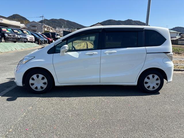 フリード Ｇ　ジャストセレクション　ＥＴＣ　バックカメラ　ナビ　ＴＶ　両側スライド・片側電動　スマートキー　電動格納ミラー　３列シート　ウォークスルー　ＣＶＴ　ＣＤ　ＤＶＤ再生　ＵＳＢ　盗難防止システム　衝突安全ボディ　ＡＢＳ　ＥＳＣ（17枚目）