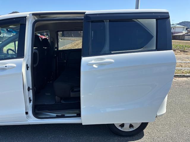 フリード Ｇ　ジャストセレクション　ＥＴＣ　バックカメラ　ナビ　ＴＶ　両側スライド・片側電動　スマートキー　電動格納ミラー　３列シート　ウォークスルー　ＣＶＴ　ＣＤ　ＤＶＤ再生　ＵＳＢ　盗難防止システム　衝突安全ボディ　ＡＢＳ　ＥＳＣ（30枚目）