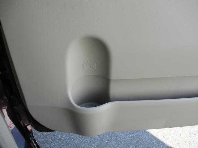 ドアにもドリンクホルダーがあります。