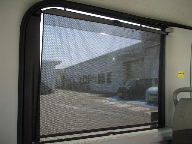 後席はサンシェード付きです。