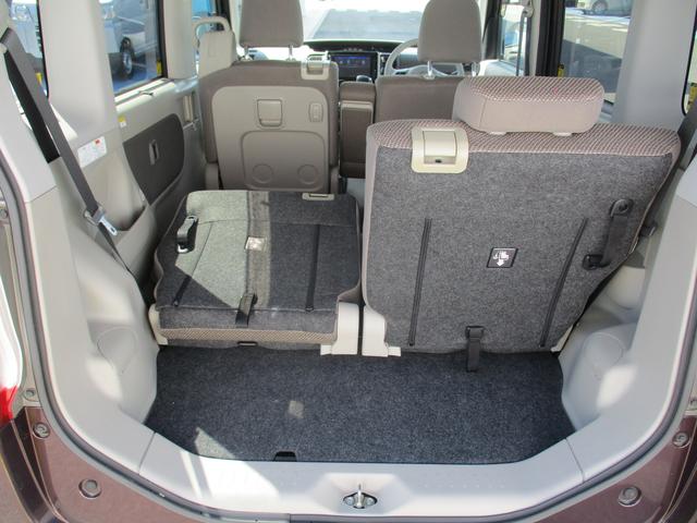 後席は分割可倒式です。