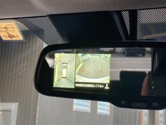 【全方位型モニター】クルマを上空から見下ろしているかのように、直感的に周囲の状況を把握できる全方位型モニター。狭い場所での駐車でも周囲が映像で確認できます。 5
