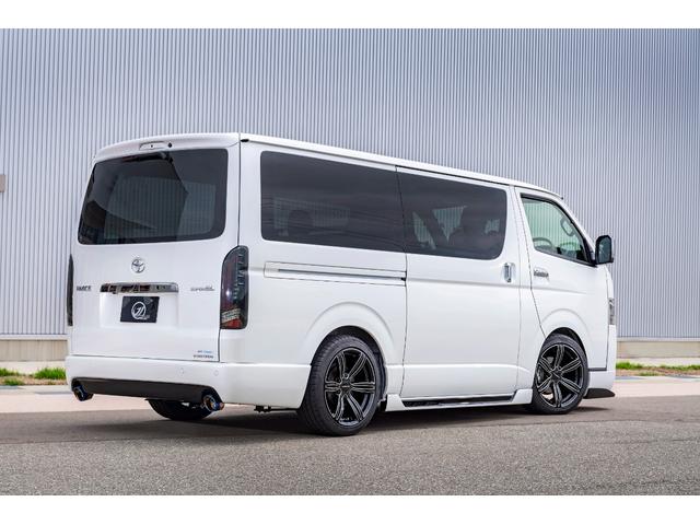 ハイエースバン スーパーＧＬ　ダークプライムＩＩ　４１５ＣＯＢＲＡ新車コンプリート　クリーンルックエアロ／Ｃ２サイドステップ／ステージ１リアバンパー／バッドラッカー　アルミホイール／プレステージＬＥＤテール／玄武ローダウン／ｂｙ２ボンネット（6枚目）