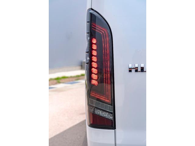 ハイエースバン スーパーＧＬ　ダークプライムＩＩ　４１５ＣＯＢＲＡ新車コンプリート　クリーンルックエアロ／Ｃ２サイドステップ／ステージ１リアバンパー／バッドラッカー　アルミホイール／プレステージＬＥＤテール／玄武ローダウン／ｂｙ２ボンネット（12枚目）