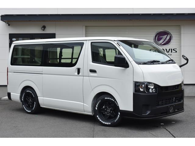 ハイエースバン ロングＤＸ　未登録新車／ＥＳＳＥＸボンネット・フロントリップ・１６インチＡＷ／２．０インチローダウン／ＰＡＲＡＤＡホワイトレタータイヤ／パーツ新品取付／ＬＥＤヘッドライト／パノラマモニター／イージークローザー（2枚目）