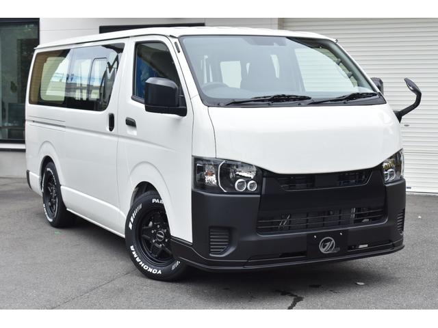 ハイエースバン ロングＤＸ　未登録新車／ＥＳＳＥＸボンネット・フロントリップ・１６インチＡＷ／２．０インチローダウン／ＰＡＲＡＤＡホワイトレタータイヤ／パーツ新品取付／ＬＥＤヘッドライト／パノラマモニター／イージークローザー（3枚目）
