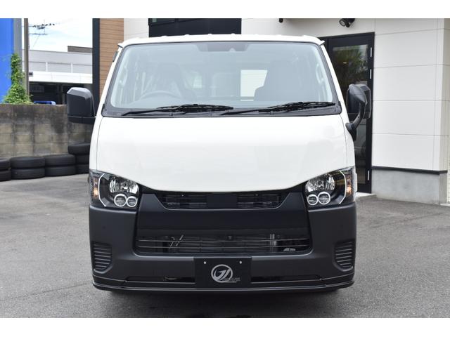 ハイエースバン ロングＤＸ　未登録新車／ＥＳＳＥＸボンネット・フロントリップ・１６インチＡＷ／２．０インチローダウン／ＰＡＲＡＤＡホワイトレタータイヤ／パーツ新品取付／ＬＥＤヘッドライト／パノラマモニター／イージークローザー（4枚目）