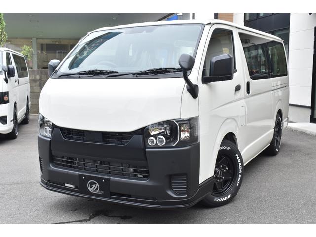 ハイエースバン ロングＤＸ　未登録新車／ＥＳＳＥＸボンネット・フロントリップ・１６インチＡＷ／２．０インチローダウン／ＰＡＲＡＤＡホワイトレタータイヤ／パーツ新品取付／ＬＥＤヘッドライト／パノラマモニター／イージークローザー（5枚目）