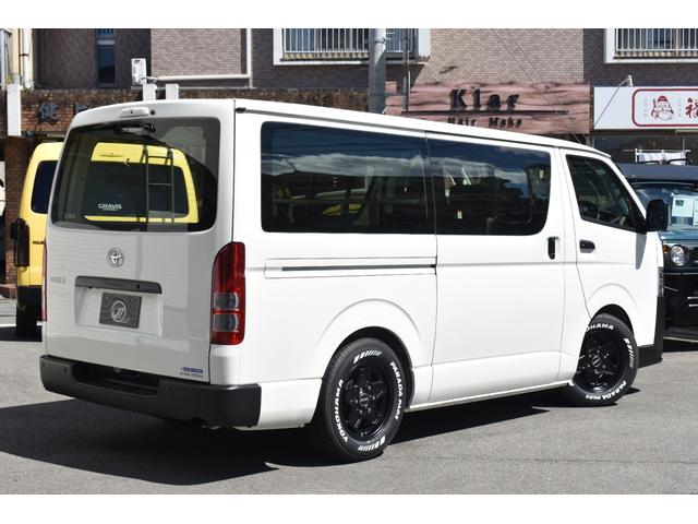 ハイエースバン ロングＤＸ　未登録新車／ＥＳＳＥＸボンネット・フロントリップ・１６インチＡＷ／２．０インチローダウン／ＰＡＲＡＤＡホワイトレタータイヤ／パーツ新品取付／ＬＥＤヘッドライト／パノラマモニター／イージークローザー（6枚目）