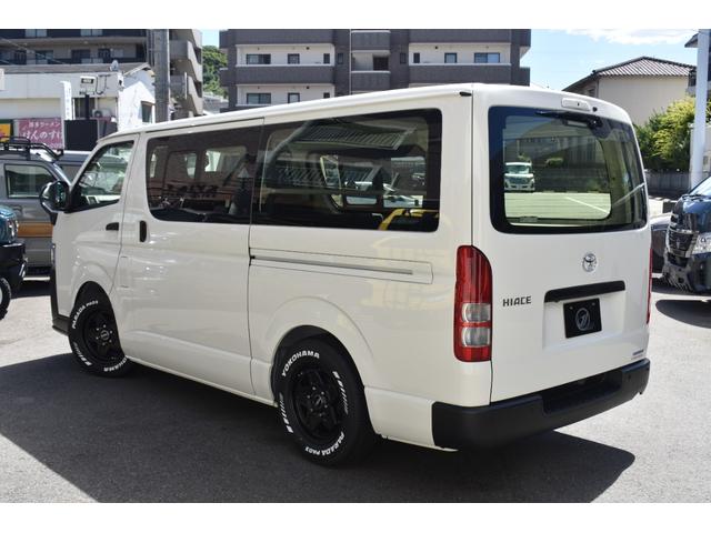 ハイエースバン ロングＤＸ　未登録新車／ＥＳＳＥＸボンネット・フロントリップ・１６インチＡＷ／２．０インチローダウン／ＰＡＲＡＤＡホワイトレタータイヤ／パーツ新品取付／ＬＥＤヘッドライト／パノラマモニター／イージークローザー（8枚目）