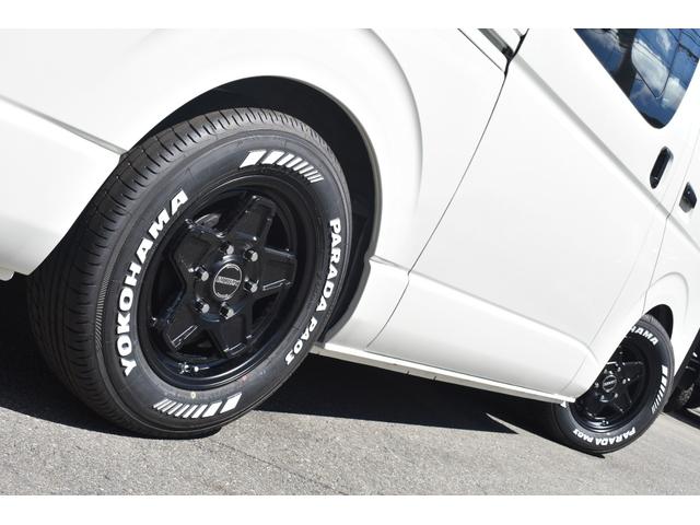 ハイエースバン ロングＤＸ　未登録新車／ＥＳＳＥＸボンネット・フロントリップ・１６インチＡＷ／２．０インチローダウン／ＰＡＲＡＤＡホワイトレタータイヤ／パーツ新品取付／ＬＥＤヘッドライト／パノラマモニター／イージークローザー（9枚目）