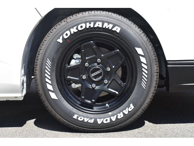 ハイエースバン ロングＤＸ　未登録新車／ＥＳＳＥＸボンネット・フロントリップ・１６インチＡＷ／２．０インチローダウン／ＰＡＲＡＤＡホワイトレタータイヤ／パーツ新品取付／ＬＥＤヘッドライト／パノラマモニター／イージークローザー（10枚目）