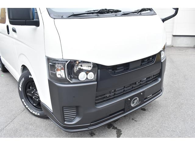 ハイエースバン ロングＤＸ　未登録新車／ＥＳＳＥＸボンネット・フロントリップ・１６インチＡＷ／２．０インチローダウン／ＰＡＲＡＤＡホワイトレタータイヤ／パーツ新品取付／ＬＥＤヘッドライト／パノラマモニター／イージークローザー（11枚目）