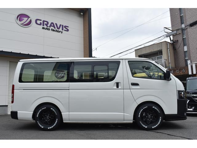 ハイエースバン ロングＤＸ　未登録新車／ＥＳＳＥＸボンネット・フロントリップ・１６インチＡＷ／２．０インチローダウン／ＰＡＲＡＤＡホワイトレタータイヤ／パーツ新品取付／ＬＥＤヘッドライト／パノラマモニター／イージークローザー（12枚目）