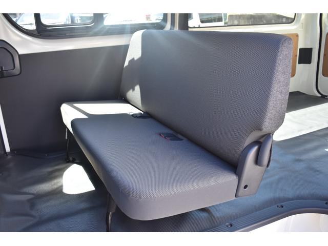 ハイエースバン ロングＤＸ　未登録新車／ＥＳＳＥＸボンネット・フロントリップ・１６インチＡＷ／２．０インチローダウン／ＰＡＲＡＤＡホワイトレタータイヤ／パーツ新品取付／ＬＥＤヘッドライト／パノラマモニター／イージークローザー（27枚目）