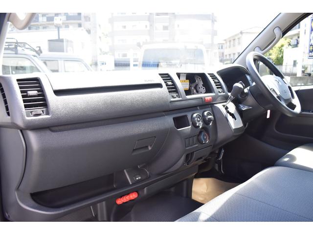 ハイエースバン ロングＤＸ　未登録新車／ＥＳＳＥＸボンネット・フロントリップ・１６インチＡＷ／２．０インチローダウン／ＰＡＲＡＤＡホワイトレタータイヤ／パーツ新品取付／ＬＥＤヘッドライト／パノラマモニター／イージークローザー（28枚目）