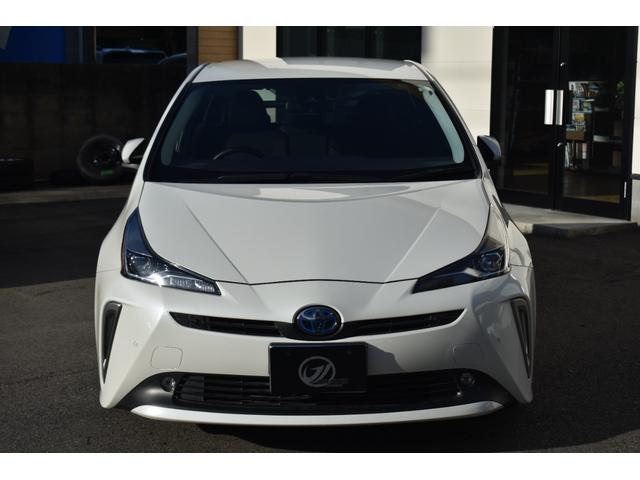 プリウス S 純正9インチナビ/フルセグTV/BTオーディオ/バックモニター/スマートキー/ビルトインETC/革巻きステアリング/LEDヘッドライト/セーフティセンス/純正15インチAW/(4枚目)