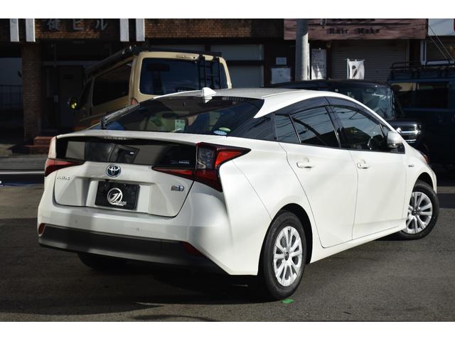 プリウス S 純正9インチナビ/フルセグTV/BTオーディオ/バックモニター/スマートキー/ビルトインETC/革巻きステアリング/LEDヘッドライト/セーフティセンス/純正15インチAW/(6枚目)