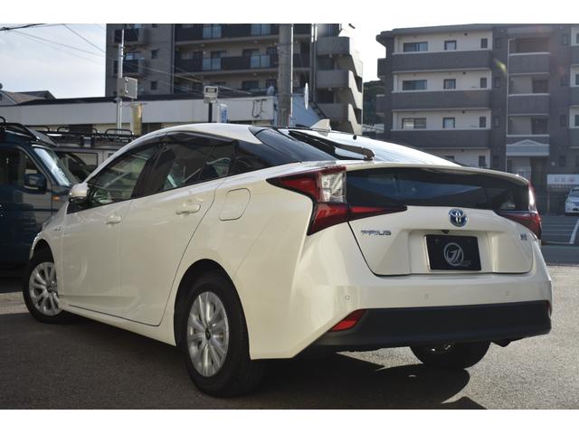 プリウス S 純正9インチナビ/フルセグTV/BTオーディオ/バックモニター/スマートキー/ビルトインETC/革巻きステアリング/LEDヘッドライト/セーフティセンス/純正15インチAW/(8枚目)